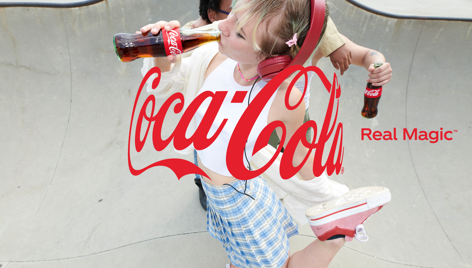 Giữa Covid, ông lớn Coca-Cola đổi logo, nhìn ngỡ logo cũ nhưng có một chi tiết thú vị! - Ảnh 1.