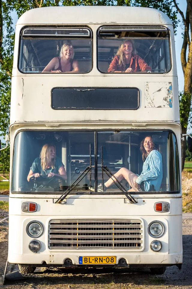  4 cô gái trẻ mua xe buýt rẻ tiền rồi biến thành mobihome sang chảnh, đem cho thuê kiếm gần nghìn đô mỗi tuần  - Ảnh 6.