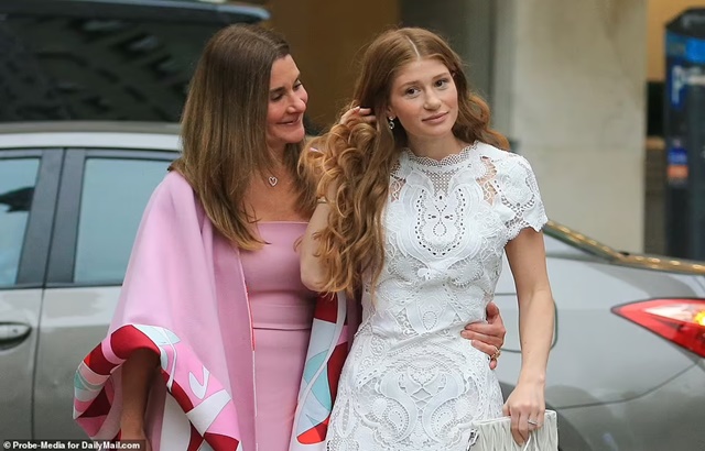 Con gái Bill Gates dát đồ hiệu, trang sức kim cương xuất hiện cùng mẹ trước thềm đám cưới - Ảnh 1.