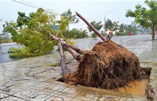  Ảnh: Toàn cảnh ngập lụt nhiều nơi ở miền Trung khiến 3 người mất tích, giao thông bị chia cắt  - Ảnh 12.