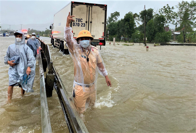  Ảnh: Toàn cảnh ngập lụt nhiều nơi ở miền Trung khiến 3 người mất tích, giao thông bị chia cắt  - Ảnh 15.