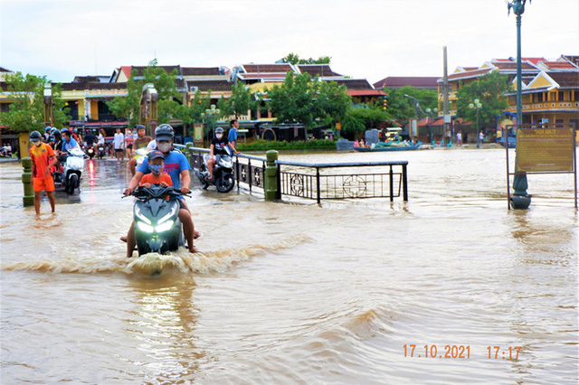  Ảnh: Toàn cảnh ngập lụt nhiều nơi ở miền Trung khiến 3 người mất tích, giao thông bị chia cắt  - Ảnh 8.