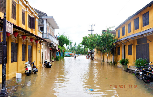  Ảnh: Toàn cảnh ngập lụt nhiều nơi ở miền Trung khiến 3 người mất tích, giao thông bị chia cắt  - Ảnh 9.