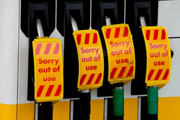 Tuyệt vọng săn xăng bằng một chiếc xe cạn bình: Cơn khủng hoảng xăng dầu chưa từng có đang xảy ra với nước Anh - Ảnh 3.