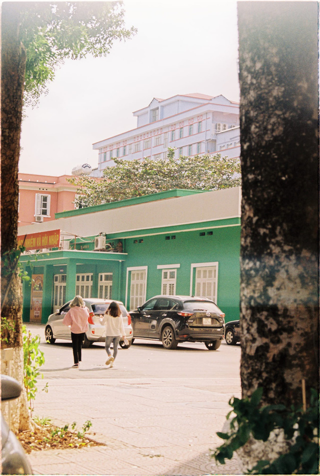 Trường đại học có bác bảo vệ siêu đỉnh: Giơ máy có ảnh đẹp, đầu vào cao ngất nhưng 98% ra trường có việc làm đáng mơ ước - Ảnh 8. Trường đại học có bác bảo vệ siêu đỉnh: Giơ máy có ảnh đẹp, đầu vào cao ngất nhưng 98% ra trường có việc làm đáng mơ ước - Ảnh 8.