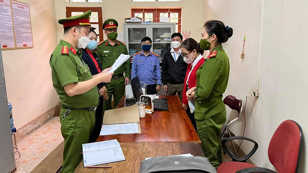 Vụ ăn chặn tiền hỗ trợ bão lũ ở Nghệ An: Đã có 4 nữ cán bộ bị bắt - Ảnh 2. Vụ ăn chặn tiền hỗ trợ bão lũ ở Nghệ An: Đã có 4 nữ cán bộ bị bắt - Ảnh 2.