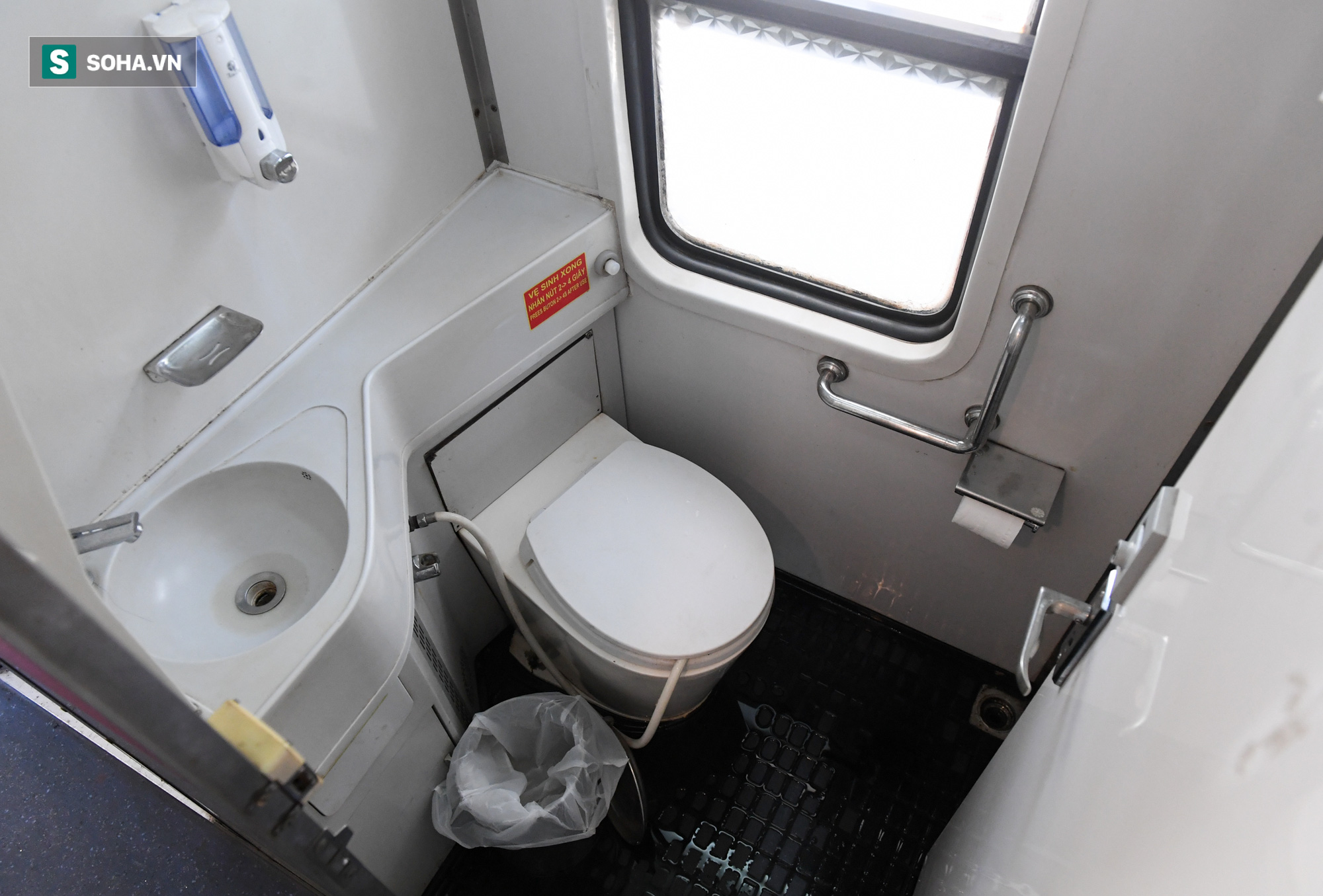 [ẢNH] Hình ảnh đối lập của các toa tàu đường sắt Việt Nam đang sử dụng - có cả hạng sang đến hạng cũ khó tin - Ảnh 12.