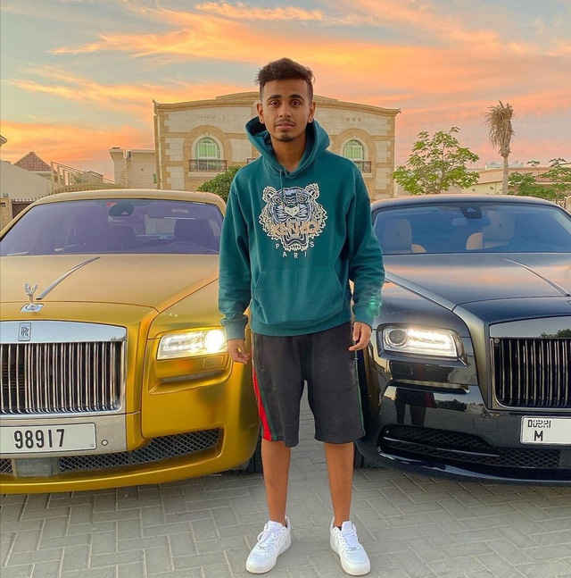 Bộ sưu tập xe khủng của rich kid giàu nhất Dubai: Đã toàn Rolls-Royce lại còn dán decal đắt khét của Supreme, LV - Ảnh 1.