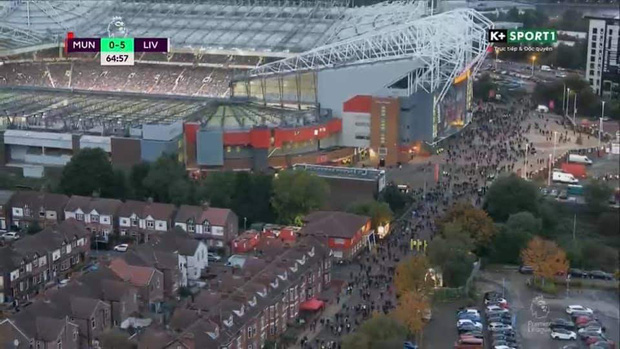 Hàng ngàn khán giả ùn ùn bỏ về giữa trận cầu thảm bại của MU trước Liverpool: Đá như vậy thì về cũng đúng thôi - Ảnh 2.