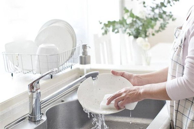 Bát đĩa, đũa rửa bằng chất tẩy rửa lâu ngày có gây ung thư? Sử dụng chất tẩy rửa an toàn cần ghi nhớ 4 điểm  - Ảnh 2.