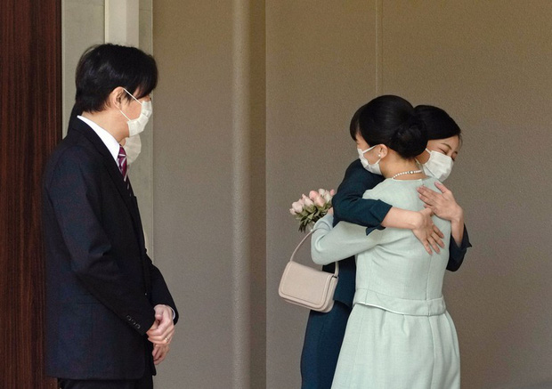  Công chúa Nhật Bản không váy cưới nghẹn ngào chào cha mẹ, cúi đầu trước dân chúng, một mình rời khỏi nhà trong ngày hôn lễ - Ảnh 1.