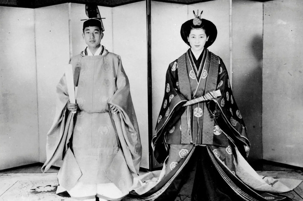  Từ đám cưới của Công chúa Nhật Bản: Khi chiếc vương miện vắt kiệt tinh thần của những người phụ nữ - Ảnh 3.