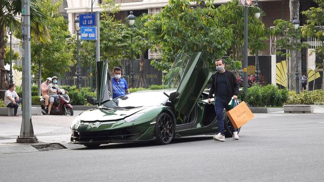 Ông trùm nhà thuốc Pharmacity cầm lái Lamborghini Aventador SVJ vừa mua lên phố sắm đồ - Ảnh 1.