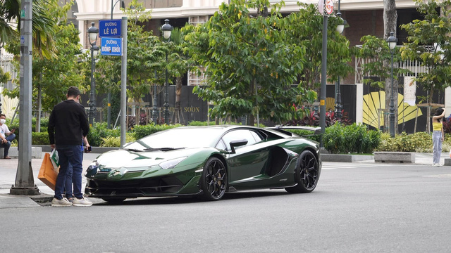 Ông trùm nhà thuốc Pharmacity cầm lái Lamborghini Aventador SVJ vừa mua lên phố sắm đồ - Ảnh 2.