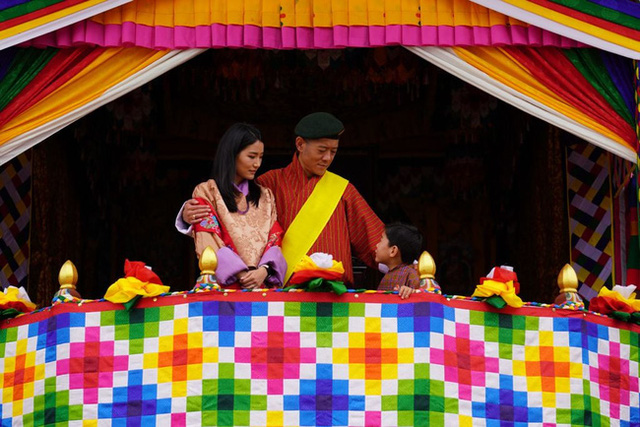  Đăng ảnh kỷ niệm 10 năm ngày cưới, Hoàng hậu vạn người mê Bhutan khiến dư luận phát sốt với vẻ ngoại hình hiện tại  - Ảnh 3.