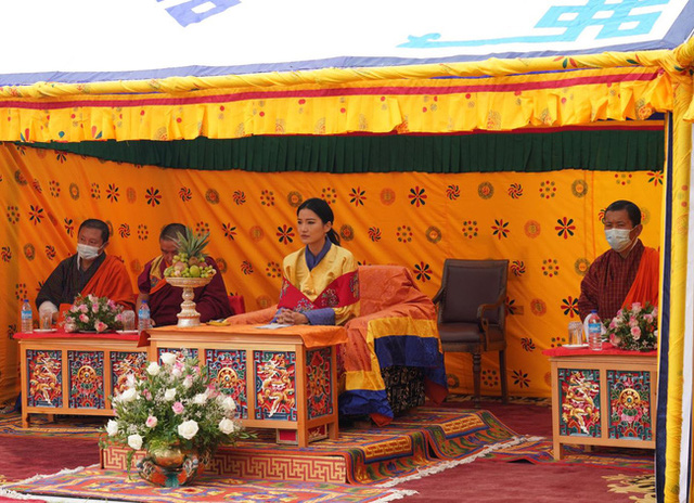  Đăng ảnh kỷ niệm 10 năm ngày cưới, Hoàng hậu vạn người mê Bhutan khiến dư luận phát sốt với vẻ ngoại hình hiện tại  - Ảnh 4.