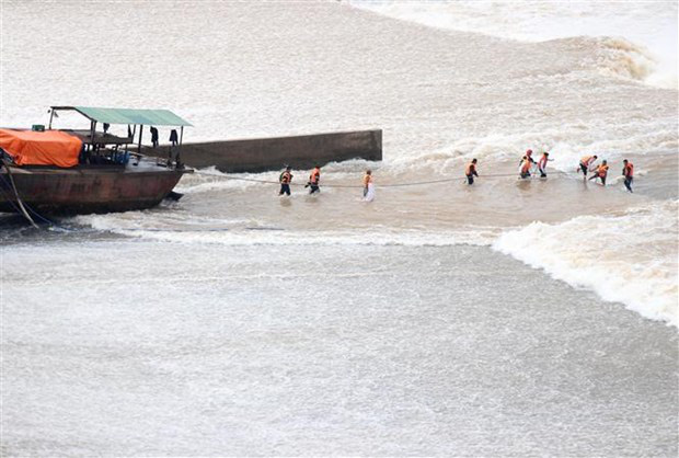  Vụ đoàn cán bộ Quảng Trị gặp nạn trên sông Thạch Hãn: Tìm thấy thi thể vị giám đốc nổi lên mặt nước sau 5 ngày mất tích - Ảnh 2.