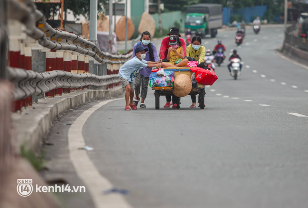 Cay mắt chuyện gia đình 5 người đẩy nhau trên chiếc xe ve chai rời Sài Gòn  về quê: 