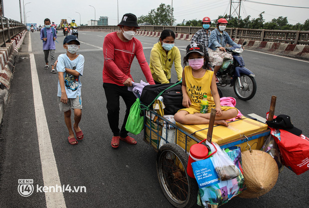  Cay mắt chuyện gia đình 5 người đẩy nhau trên chiếc xe ve chai rời Sài Gòn về quê: Xe máy bị mất trộm, kinh tế kiệt quệ rồi, đành đi bộ về thôi - Ảnh 2.