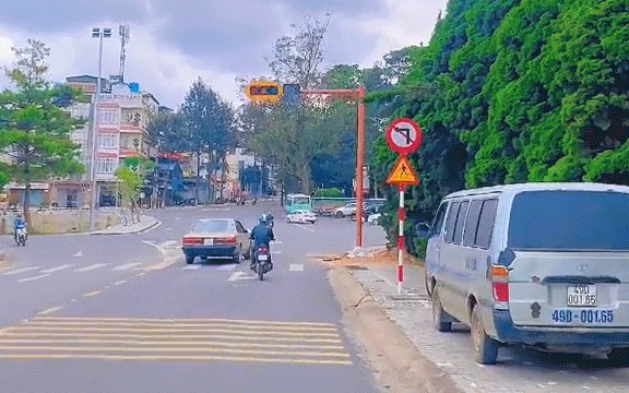 Cột đèn giao thông đầu tiên ở Đà Lạt: Điểm khác biệt hoàn toàn với những nơi khác khiến ai xem cũng tấm tắc - Ảnh 2.
