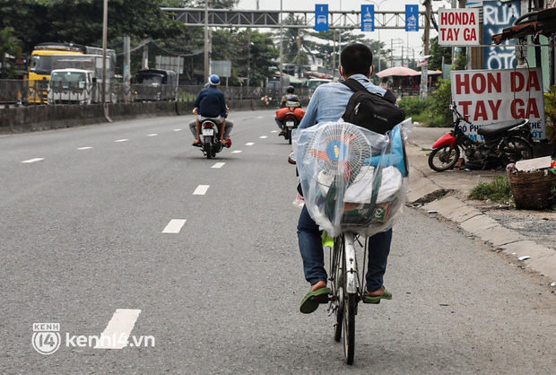  Cay mắt chuyện gia đình 5 người đẩy nhau trên chiếc xe ve chai rời Sài Gòn về quê: Xe máy bị mất trộm, kinh tế kiệt quệ rồi, đành đi bộ về thôi - Ảnh 11.