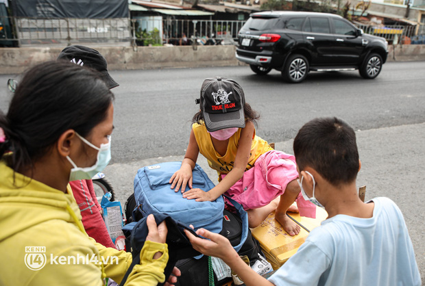  Cay mắt chuyện gia đình 5 người đẩy nhau trên chiếc xe ve chai rời Sài Gòn về quê: Xe máy bị mất trộm, kinh tế kiệt quệ rồi, đành đi bộ về thôi - Ảnh 5.