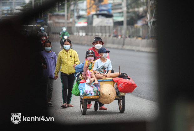  Cay mắt chuyện gia đình 5 người đẩy nhau trên chiếc xe ve chai rời Sài Gòn về quê: Xe máy bị mất trộm, kinh tế kiệt quệ rồi, đành đi bộ về thôi - Ảnh 9.