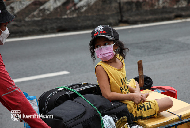 Cay mắt chuyện gia đình 5 người đẩy nhau trên chiếc xe ve chai rời Sài Gòn về quê: Xe máy bị mất trộm, kinh tế kiệt quệ rồi, đành đi bộ về thôi - Ảnh 10.
