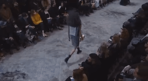  BIẾN CĂNG: Biểu tình giữa show Louis Vuitton làm khách mời nhốn nháo, bảo vệ phải lao lên sàn diễn dẹp loạn - Ảnh 7.