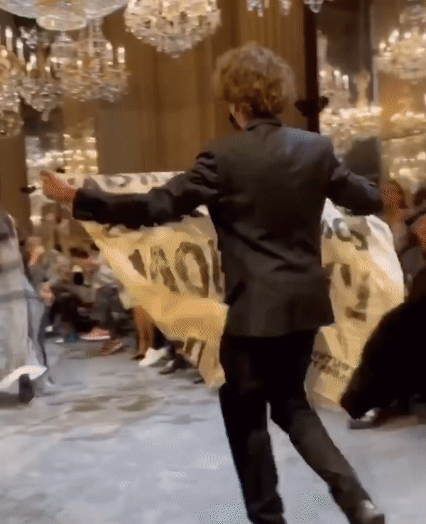  BIẾN CĂNG: Biểu tình giữa show Louis Vuitton làm khách mời nhốn nháo, bảo vệ phải lao lên sàn diễn dẹp loạn - Ảnh 9.