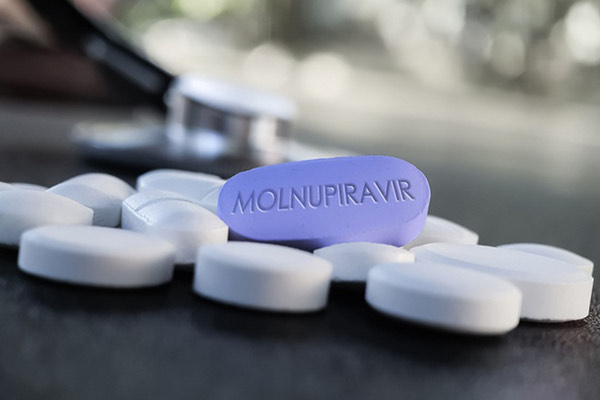 Thuốc COVID-19 Molnupiravir đặt theo tên cây búa Mjölnir của Thor mạnh cỡ nào? - Ảnh 1.