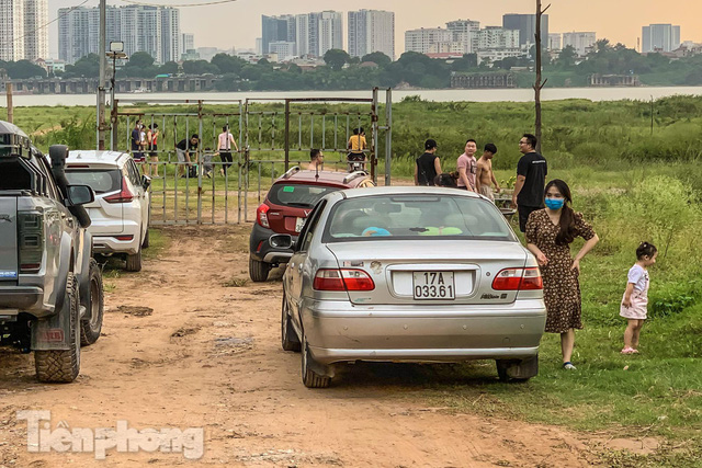  Lập các chốt kiểm soát ra bãi bồi chân cầu Vĩnh Tuy sau vụ cả nghìn người rủ nhau cắm trại  - Ảnh 11.