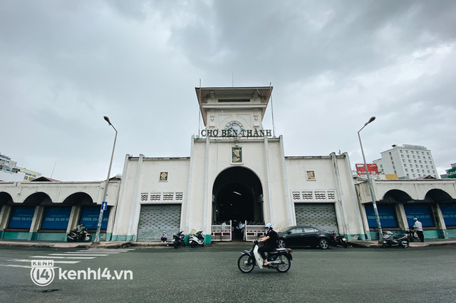  Tiểu thương phấn khởi khi chợ Bến Thành dần nhộn nhịp trở lại: Mừng lắm, mong Sài Gòn trở lại cuộc sống như ngày xưa  - Ảnh 1.