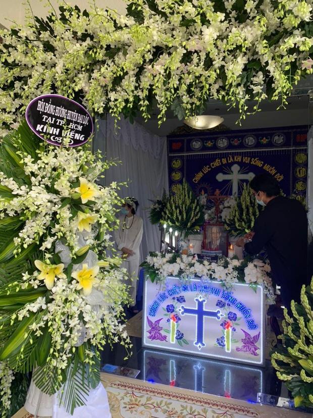Hoài Linh lộ diện trong đám tang bố sau hơn 4 tháng ở ẩn - Ảnh 2.