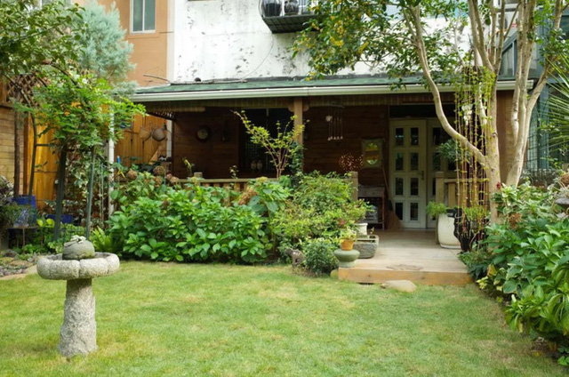  Sau nhiều năm làm việc chăm chỉ, người phụ nữ 50 tuổi mua căn nhà vườn xinh xắn sống cuộc đời an yên  - Ảnh 12.