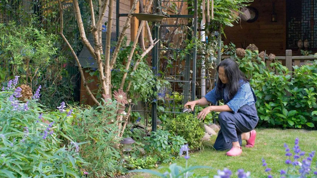  Sau nhiều năm làm việc chăm chỉ, người phụ nữ 50 tuổi mua căn nhà vườn xinh xắn sống cuộc đời an yên  - Ảnh 13.