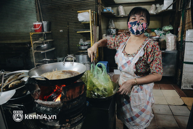  Tiểu thương phấn khởi khi chợ Bến Thành dần nhộn nhịp trở lại: Mừng lắm, mong Sài Gòn trở lại cuộc sống như ngày xưa  - Ảnh 14.