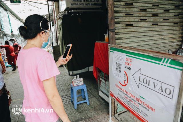  Tiểu thương phấn khởi khi chợ Bến Thành dần nhộn nhịp trở lại: Mừng lắm, mong Sài Gòn trở lại cuộc sống như ngày xưa  - Ảnh 3.