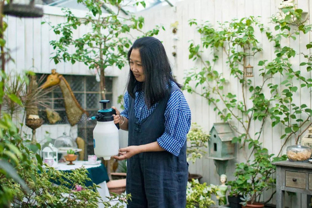  Sau nhiều năm làm việc chăm chỉ, người phụ nữ 50 tuổi mua căn nhà vườn xinh xắn sống cuộc đời an yên  - Ảnh 7.