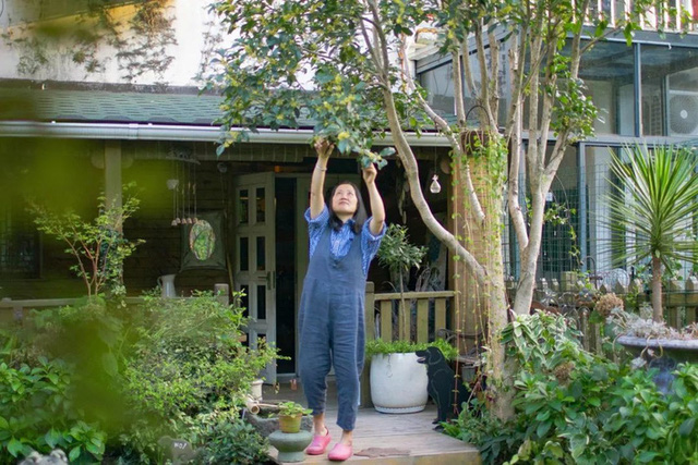  Sau nhiều năm làm việc chăm chỉ, người phụ nữ 50 tuổi mua căn nhà vườn xinh xắn sống cuộc đời an yên  - Ảnh 8.
