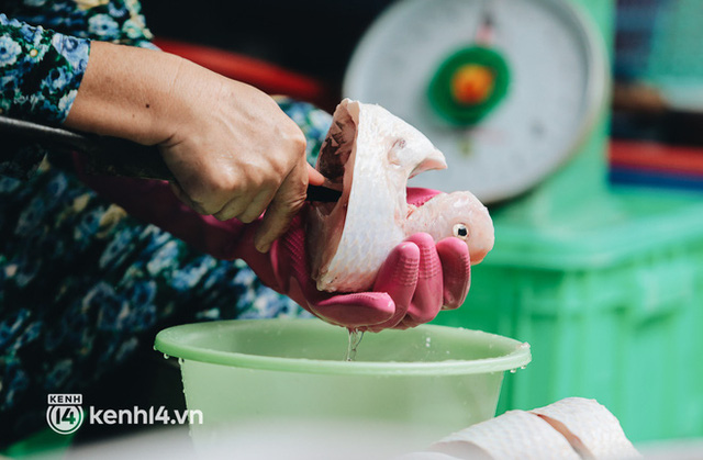  Tiểu thương phấn khởi khi chợ Bến Thành dần nhộn nhịp trở lại: Mừng lắm, mong Sài Gòn trở lại cuộc sống như ngày xưa  - Ảnh 9.