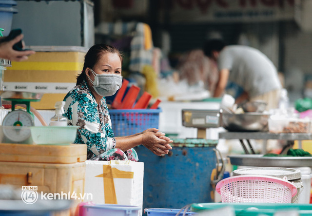  Tiểu thương phấn khởi khi chợ Bến Thành dần nhộn nhịp trở lại: Mừng lắm, mong Sài Gòn trở lại cuộc sống như ngày xưa  - Ảnh 10.