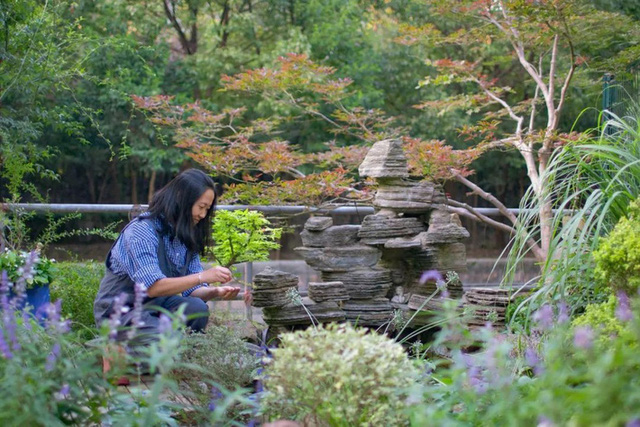  Sau nhiều năm làm việc chăm chỉ, người phụ nữ 50 tuổi mua căn nhà vườn xinh xắn sống cuộc đời an yên  - Ảnh 10.