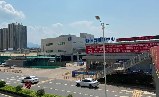 Thành phố ma ở Trung Quốc hồi sinh ngoạn mục sau khi Samsung bỏ đi khiến hàng nghìn người thất nghiệp, phòng trọ, nhà hàng hoang lạnh - Ảnh 1.