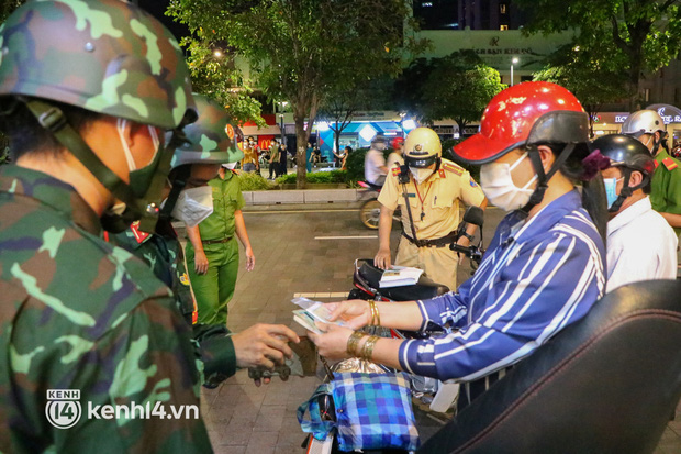  TP.HCM: Tụ tập ở phố đi bộ Nguyễn Huệ, nhiều người bị xử phạt - Ảnh 11.