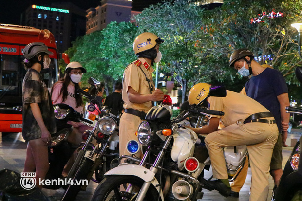  TP.HCM: Tụ tập ở phố đi bộ Nguyễn Huệ, nhiều người bị xử phạt - Ảnh 7.