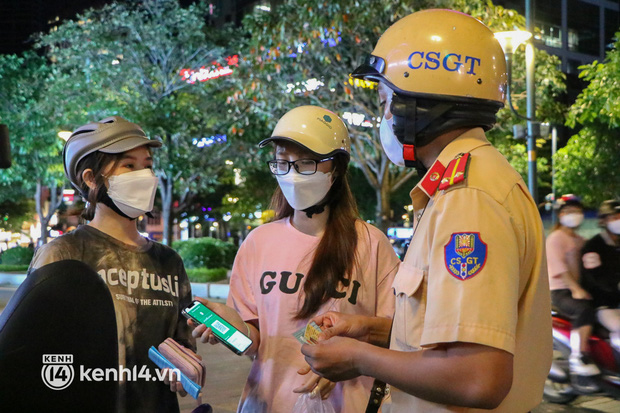  TP.HCM: Tụ tập ở phố đi bộ Nguyễn Huệ, nhiều người bị xử phạt - Ảnh 8.
