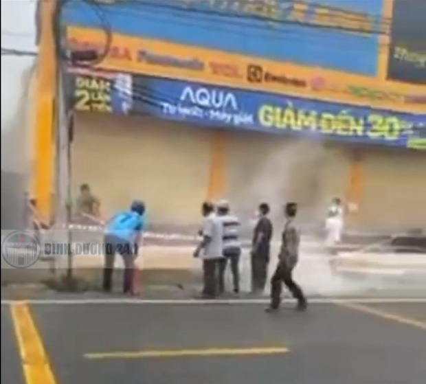 Xôn xao clip: Nam thanh niên ngang nhiên đổ xăng, châm lửa đốt cửa hàng Điện Máy Xanh giữa ban ngày - Ảnh 2.