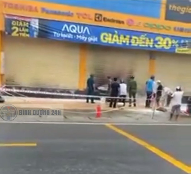 Xôn xao clip: Nam thanh niên ngang nhiên đổ xăng, châm lửa đốt cửa hàng Điện Máy Xanh giữa ban ngày - Ảnh 3.