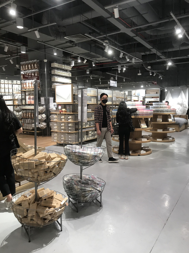 Khóc thét với cảnh săn sale 11/11 năm nay: Cần lắm những khách iu mà chờ mãi không thấy ai, Muji cũng lưa thưa là đủ hiểu - Ảnh 12.